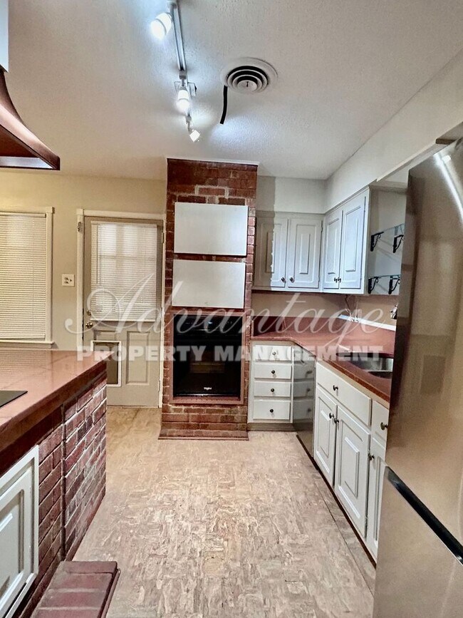 Building Photo - Newly Renovated Home In Balmoral