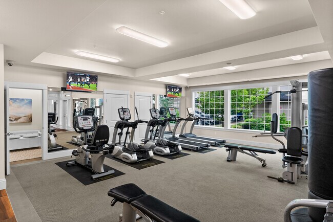 Centro de fitness comunitario - Tudor Village at the Mall Apartments