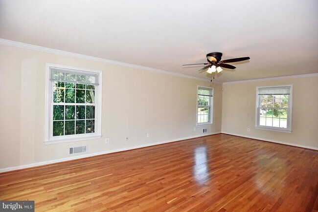 Foto del edificio - 8702 Victory Ln