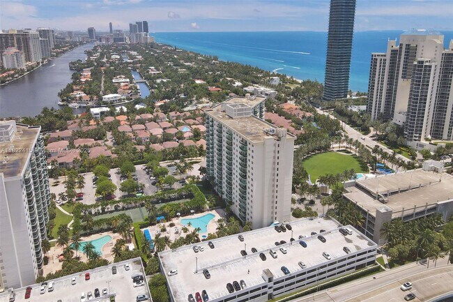 Foto del edificio - 19370 Collins Ave