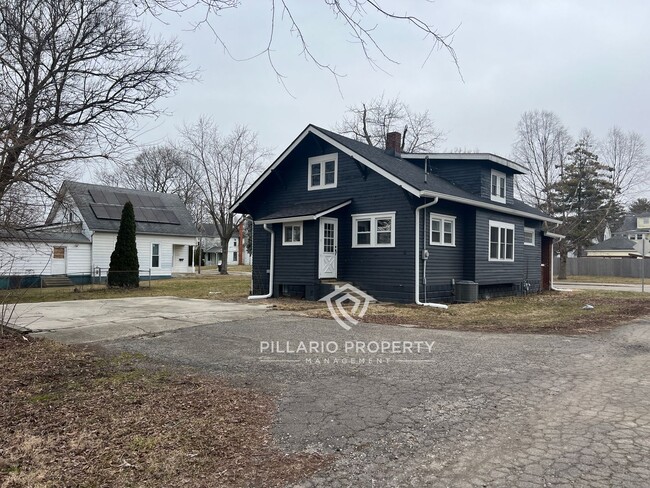 Building Photo - Very Large, Updated and Fresh, 4 BED/ 2 BA...