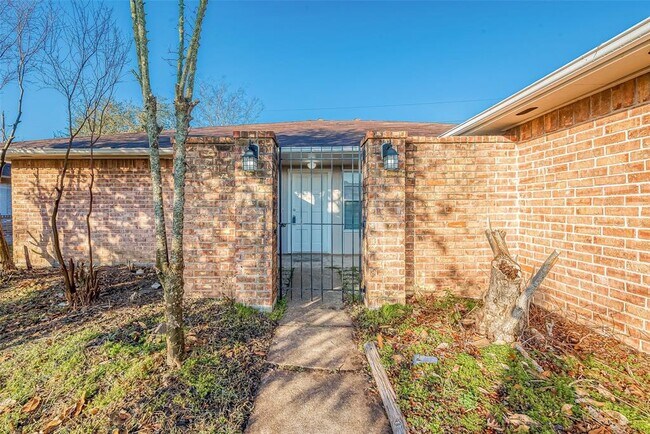 Building Photo - 3806 Embarcadero Dr