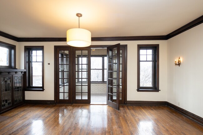 Living room solarium - 2546 W Logan Blvd