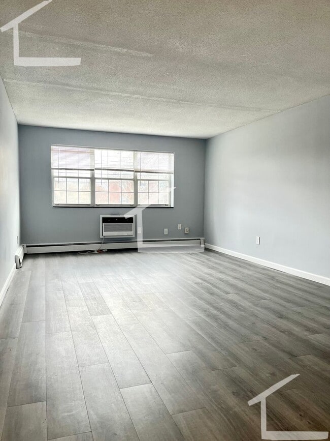 Building Photo - Newton Family-Friendly modern 2-bed with h...