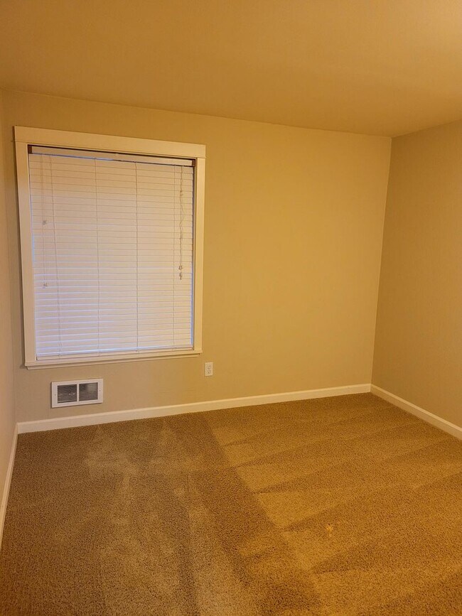 Building Photo - 2 Bed 1 Bath Condo Sunset Pointe