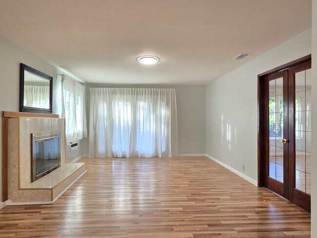 Foto del edificio - 2795 Fountain Oaks Dr