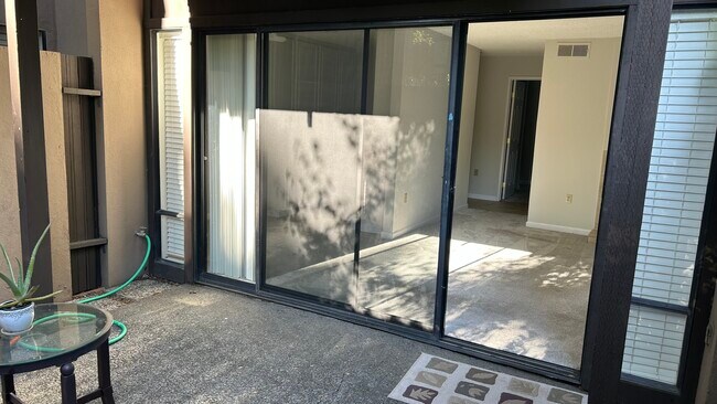 Living room - 871 Woodside Ln E