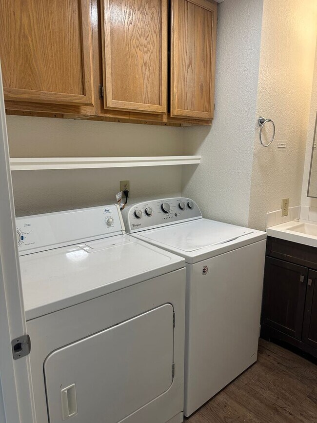 Building Photo - Duplex For Rent