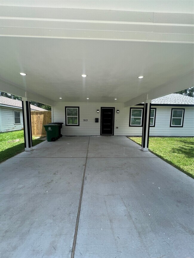 Foto del edificio - 7613 Lady St