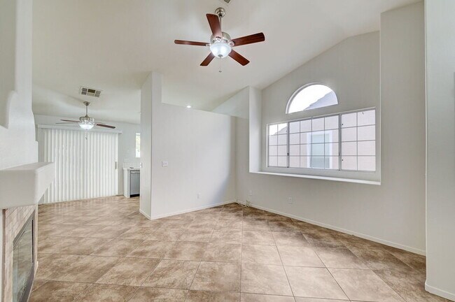 Foto del edificio - 1813 Lyell Canyon Ln