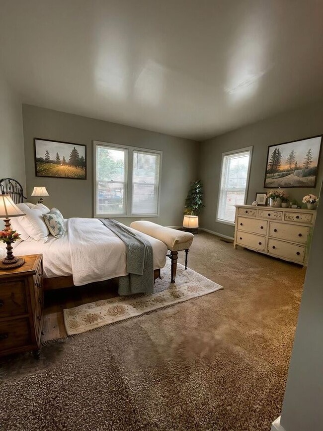 Building Photo - 3 Bedroom rancher in desirable West Side C...