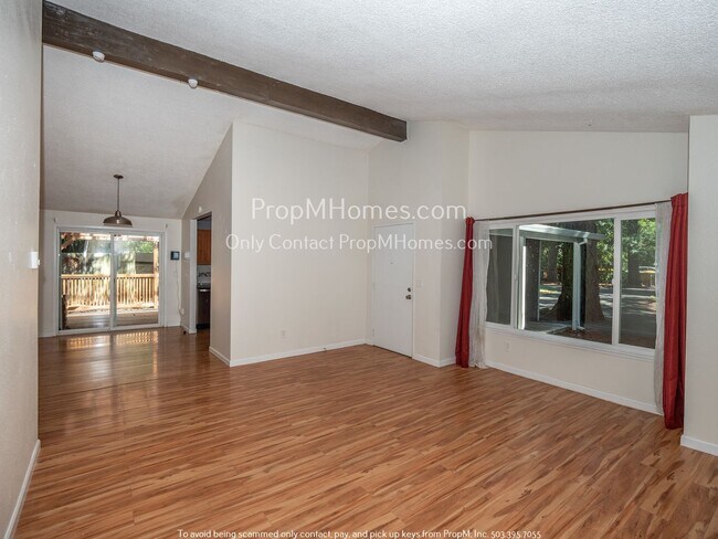 Building Photo - Beautiful Three Bedroom Home w/ Fenced Yar...