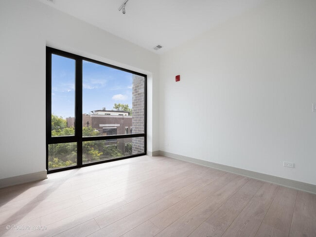 Foto del edificio - 3202 N Racine Ave