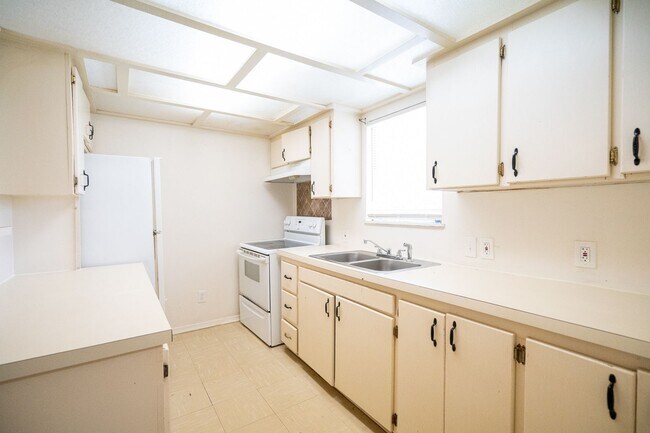 Building Photo - Beautiful 3 Bed 1 Bath Home in NW OKC!
