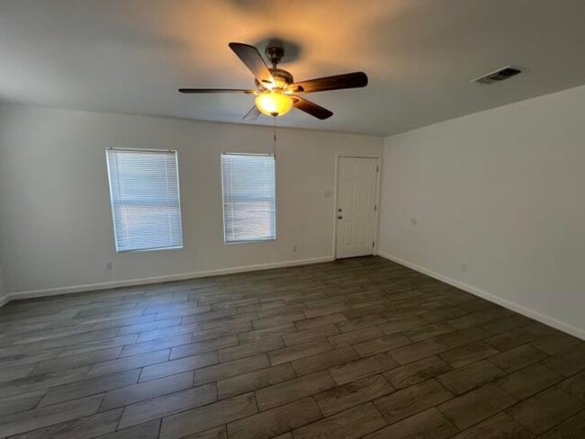 Building Photo - 302 Kenmar Dr