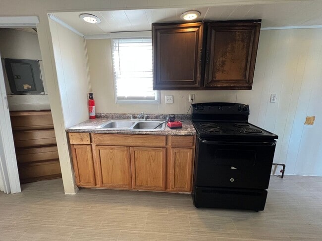 Building Photo - 2 Bedroom with a Bonus Room and Large Yard