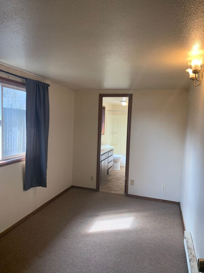 Building Photo - Available Now!  One level 2 Bedroom and 2 ...