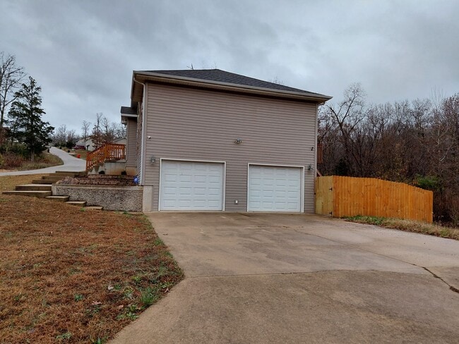 Building Photo - Home near FLW!