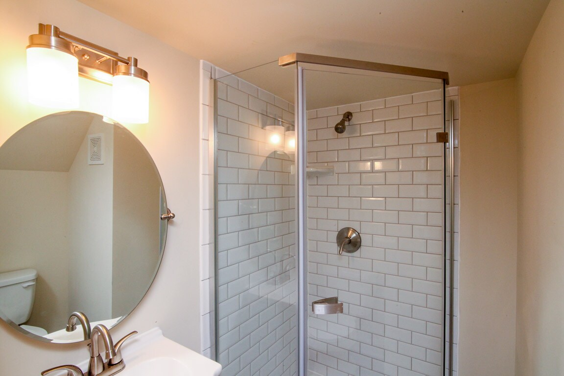 Downstairs Full Bathroom - 2713 South Veitch Street