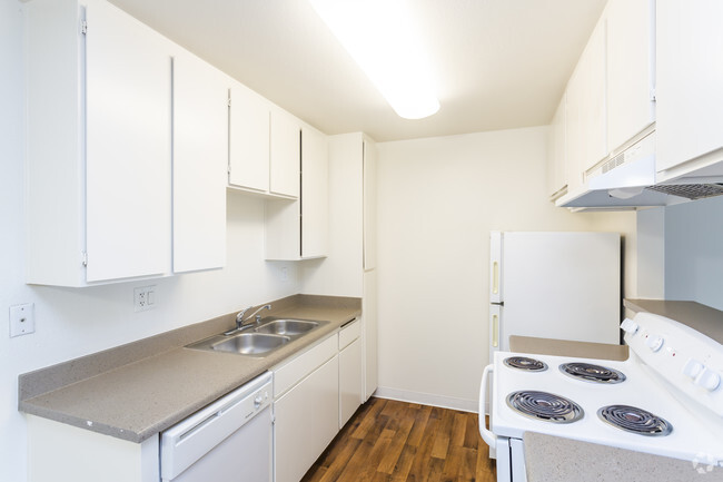 1 BR, 1 BA - 655 SF - Summit Apartments