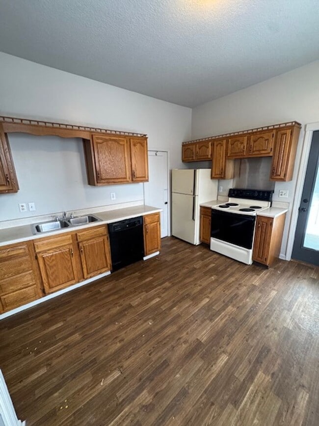 Building Photo - 1216 Lake Ave