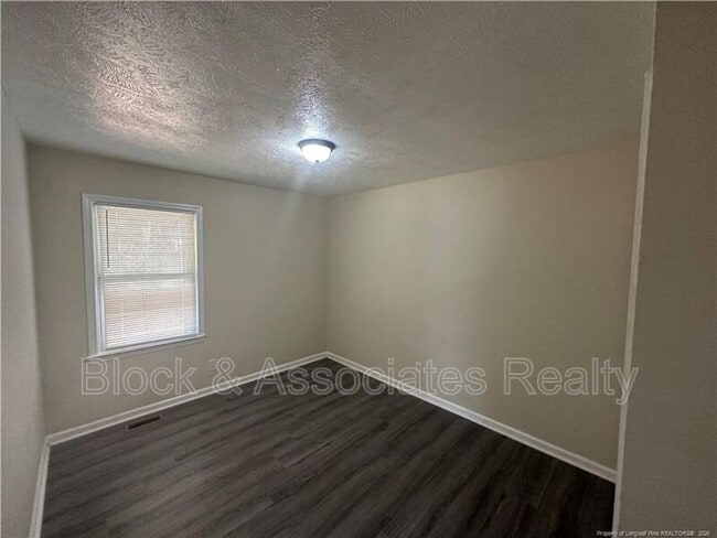 Foto del edificio - 4944 Fieldcrest Dr