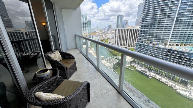 Foto del edificio - 475 Brickell Ave