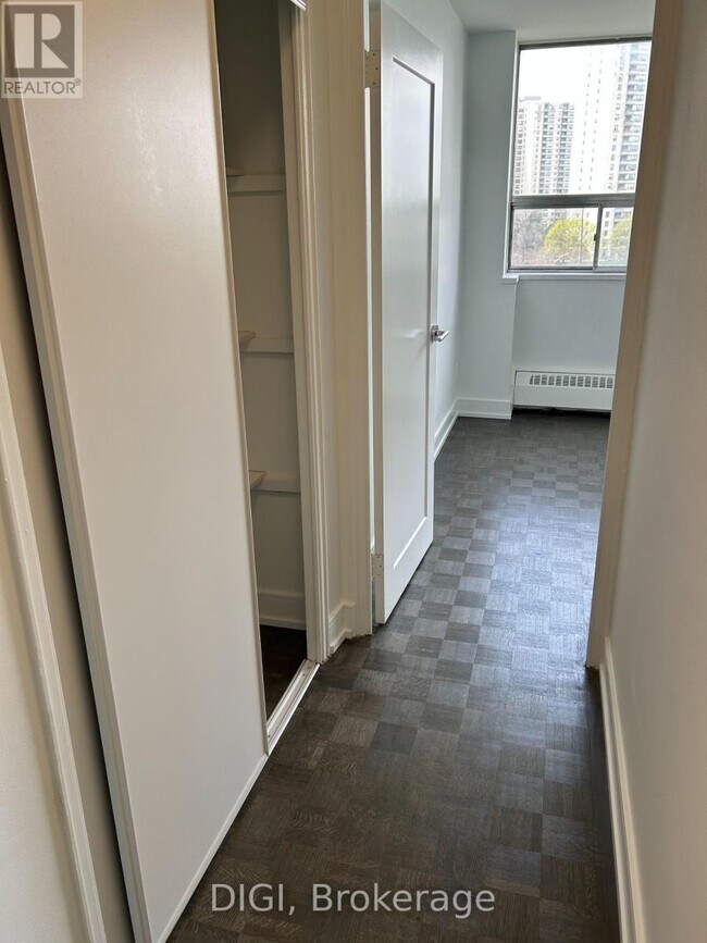Photo du bâtiment - 301-301 Dixon Rd