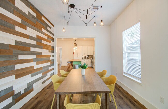 Building Photo - 410 James St