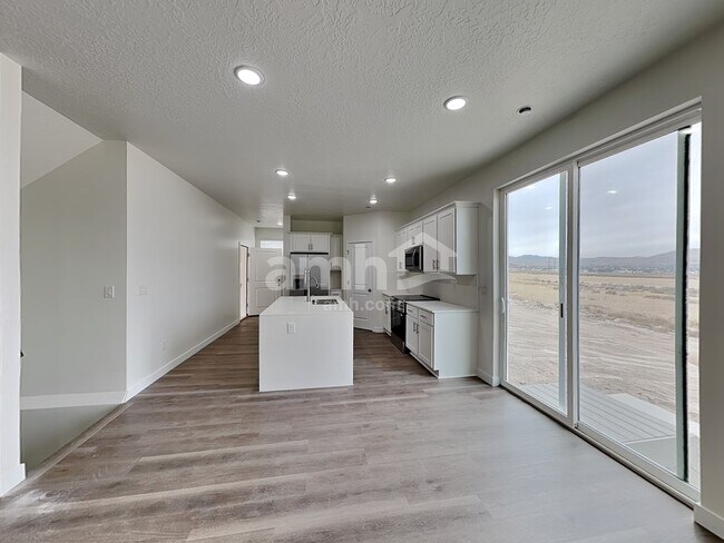 Building Photo - 1244 W Mahogany St