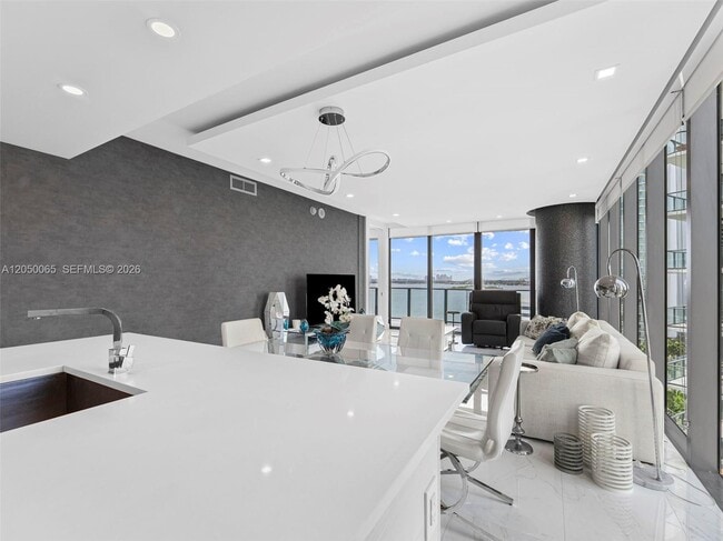 Foto del edificio - 650 NE 32nd St