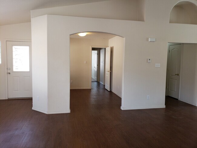 Foto del edificio - 3 bed 2 bath home in Huning Ranch