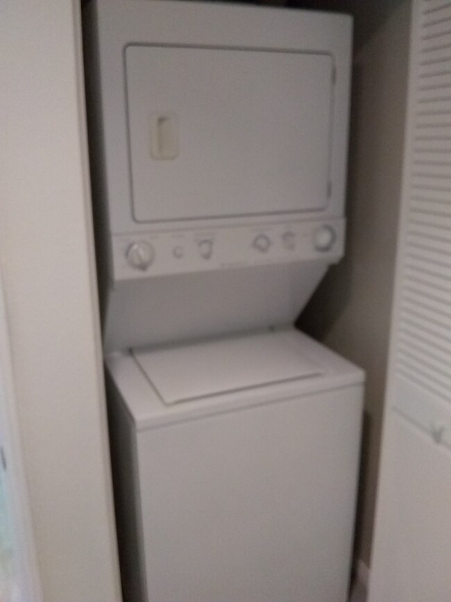 Washer/Dryer combo unit - 1435 India St