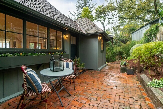 Foto del edificio - 33 Morning Sun Ave