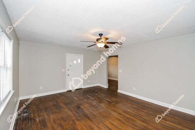 Building Photo - Beautifully Renovated 4 bedroom / 1 full b...