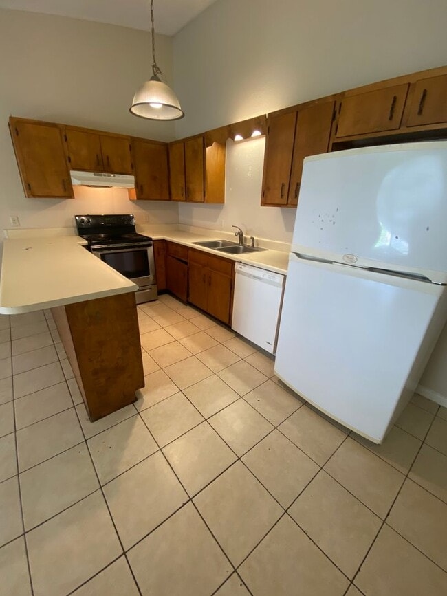 Building Photo - Spacious 2 Bedroom 1 Bathroom Townhome. Am...