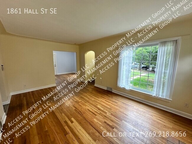 Building Photo - SE Side 3 Bedroom Home by East GR