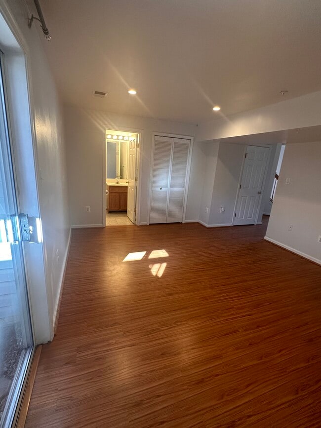 Building Photo - 5830 Shady Oak Ln