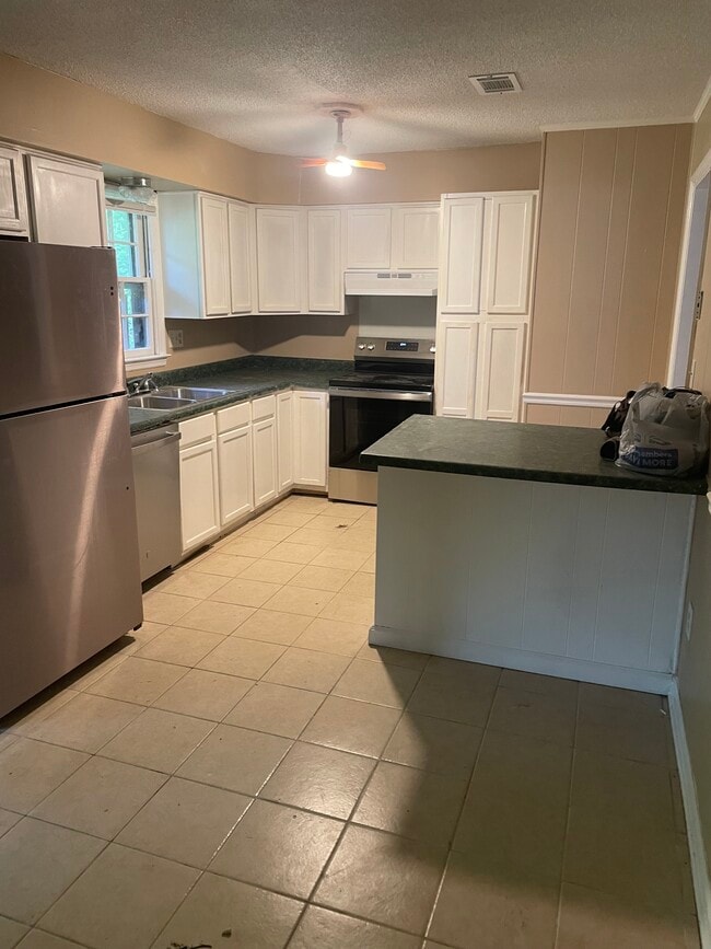 Kitchen - 105 Valencia Cir