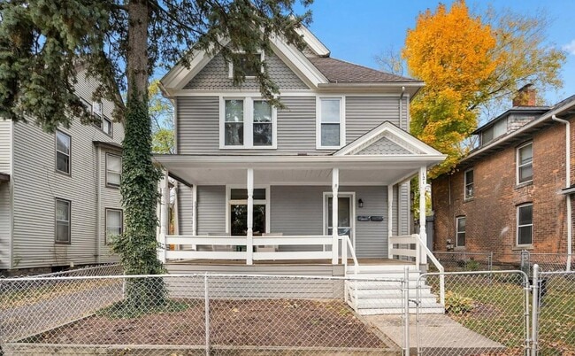 House Entrance - 121 College Pl
