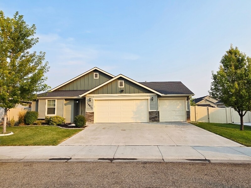 Foto principal - 16837 N Breeds Hill Ave