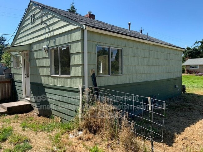 Building Photo - 2425 SW Pickford St