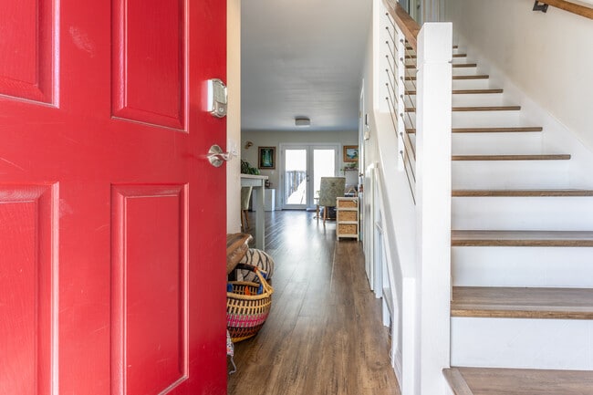 Building Photo - 207 Boyce St