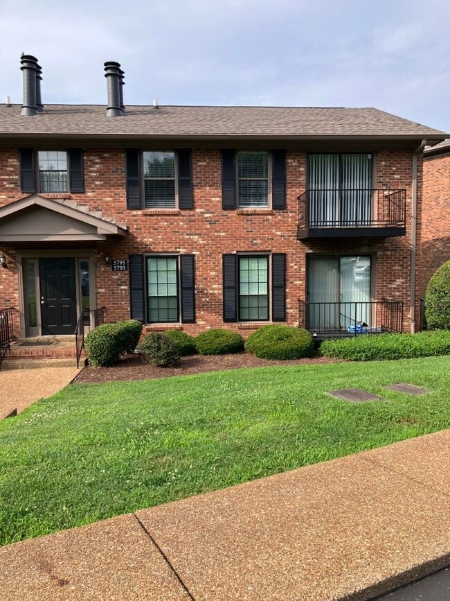 Building Photo - MOVE IN SPECIAL $500 off 2nd months rent! ...