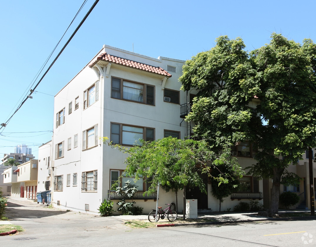 Primary Photo - 326 W 5th St