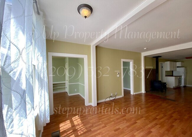 Building Photo - 3 Bedroom 1.5 bath Victorian Home w/ 2 Car...