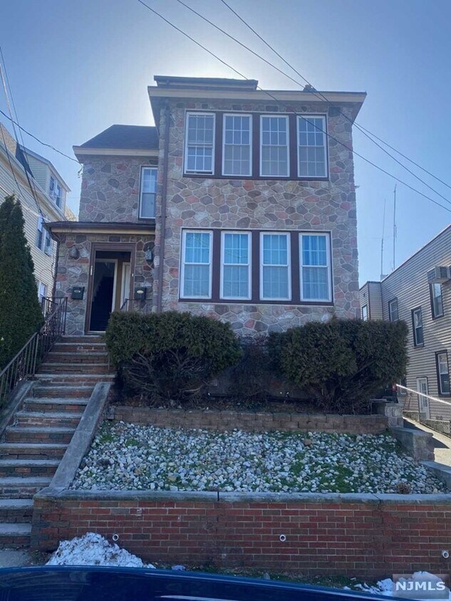 Primary Photo - 56 Laurel Ave