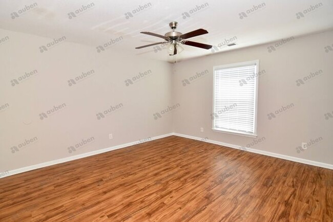 Building Photo - All-Electric 2 Bed/1.5 Bath Townhouse