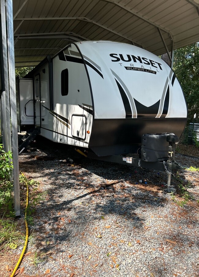 Building Photo - 122 Shamrock Ave