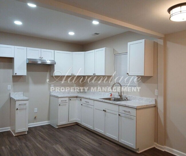 Building Photo - Remodeled 3 Bedroom | 2 Bath - Hollywood Area